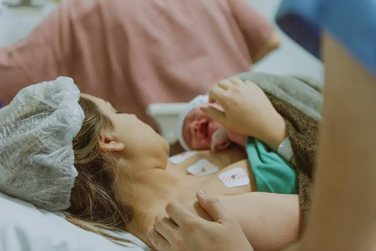 bébé  peau-à-peau