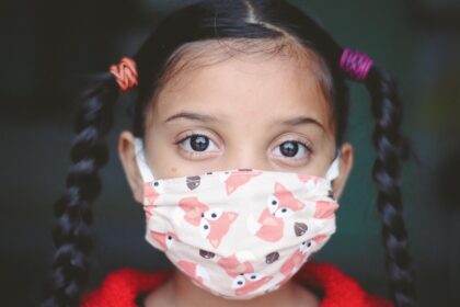 Un enfant avec un masque