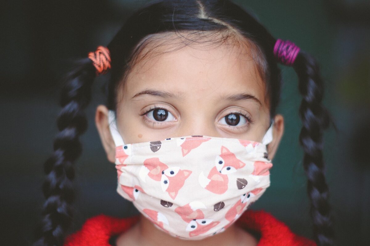 Un enfant avec un masque